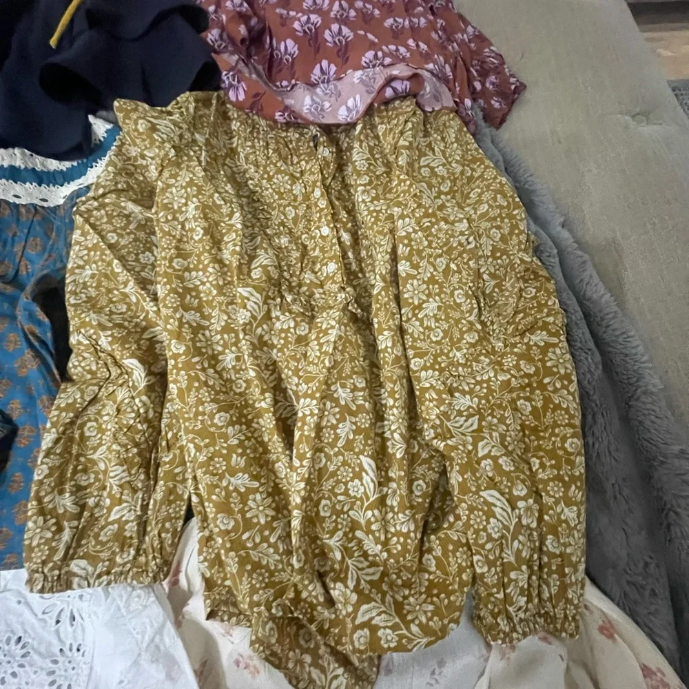 Assorted 16 Women's Blouses Collection - Picture 9 of 16